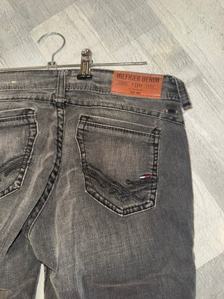 Jeans Tommy Hilfiger Flare Bolsillo Bordado Gris