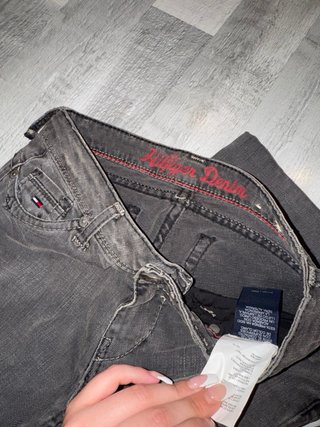 Jeans Tommy Hilfiger Flare Bolsillo Bordado Gris
