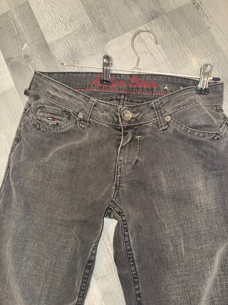 Jeans Tommy Hilfiger Flare Bolsillo Bordado Gris