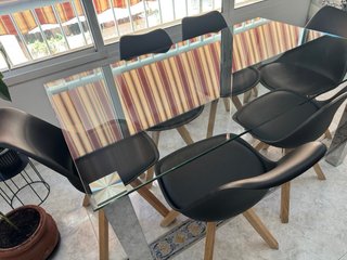 Mesa de comedor cristal con patas de espejo