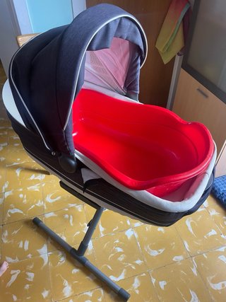 Cuna de bebé con caminador y bañera pequeña