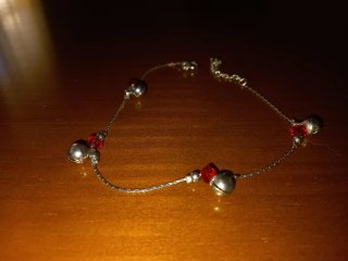 Pulsera con cascabeles y cristales rojos