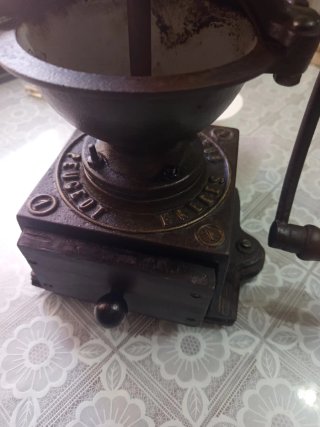 Molinillo de café antiguo de hierro fundido peuyo