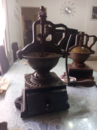 Molinillo de café antiguo de hierro fundido peuyo