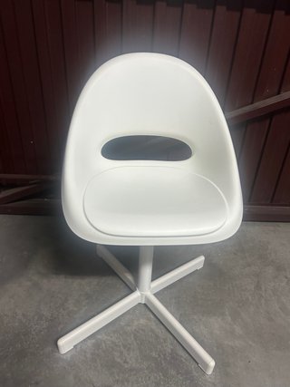 Silla infantil blanca de plástico