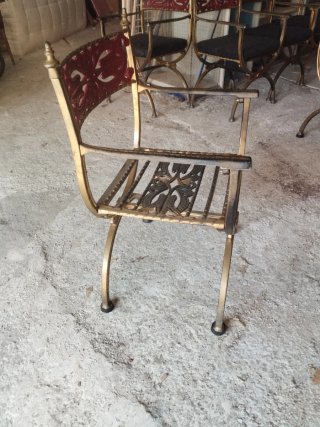 Silla de metal dorada con detalles