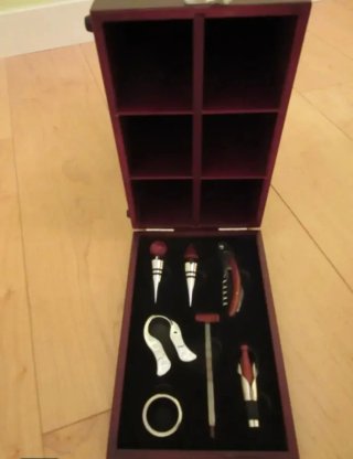 Caja de madera con accesorios de vino