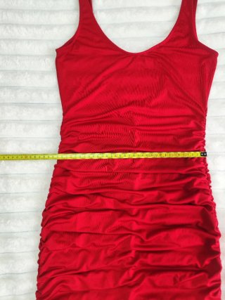 Vestido rojo ajustado fruncido talla S