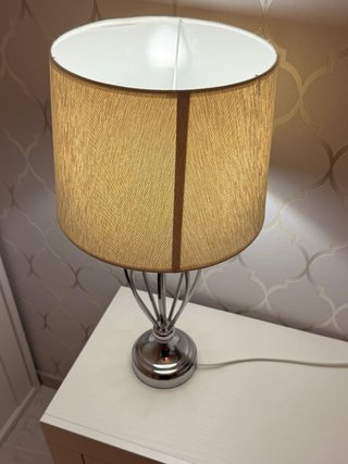 2 Lámparas de mesa beige y plateada