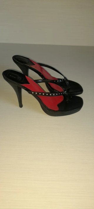 Zapatos de tacón Maria Mare negros y rojos