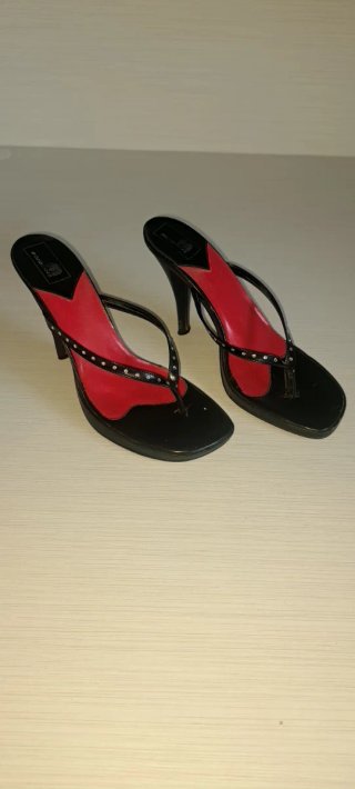 Zapatos de tacón Maria Mare negros y rojos