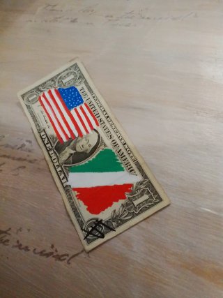 Dollaro USA con bandiera italiana dipinta