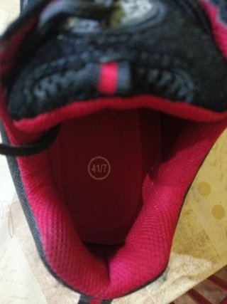 Botas de seguridad negras y rojas