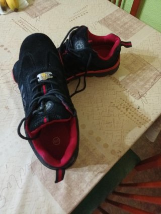Botas de seguridad negras y rojas