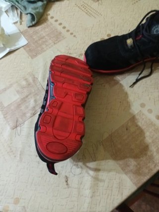 Botas de seguridad negras y rojas