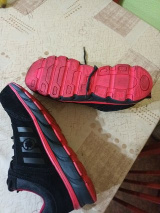 Botas de seguridad negras y rojas