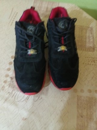 Botas de seguridad negras y rojas