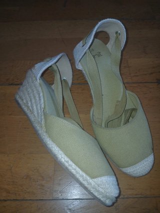 Zandalias de cuña con tiras