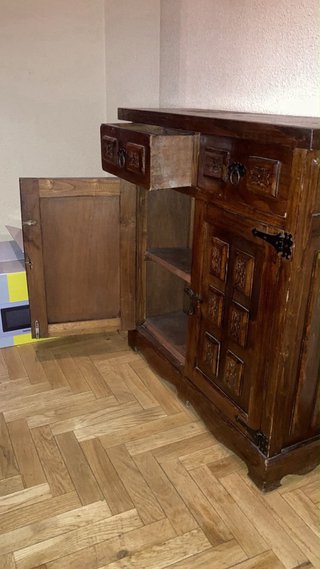 Mueble de entrada de madera tallada