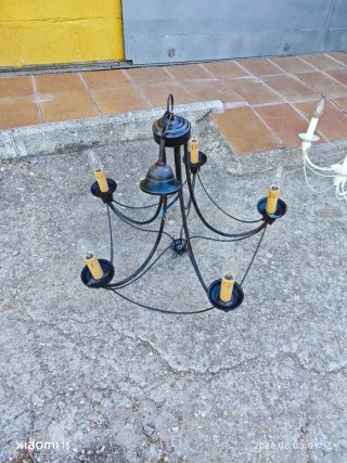 Lámpara de techo blanca y marrón con 5 bombillas