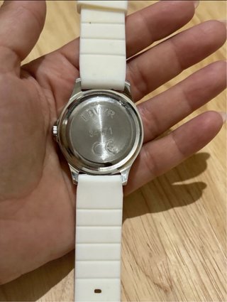 Reloj blanco y dorado