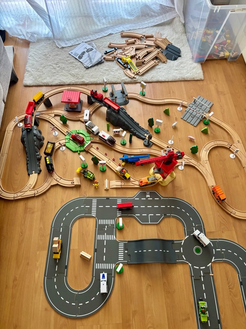 Vias de tren y carretera de madera