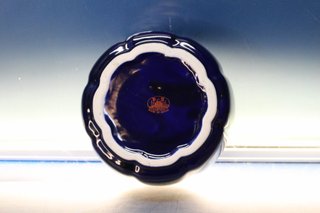 24. Cenicero, cuenco de porcelana azul cobalto de Japón. Pintado a mano.