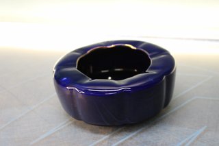 24. Cenicero, cuenco de porcelana azul cobalto de Japón. Pintado a mano.