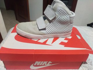 Zapatillas Nike Blancas y Grises