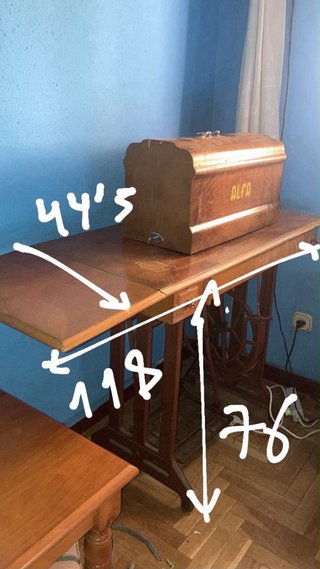 Mesa de máquina de coser antigua