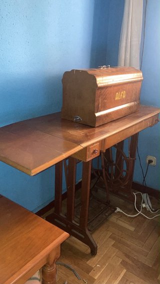 Mesa de máquina de coser antigua