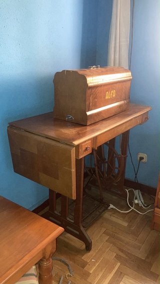 Mesa de máquina de coser antigua