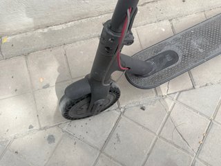 Patinete eléctrico negro