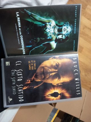 2 Películas VHS: La Reina de los Condenados y El S