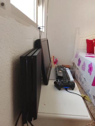 PS4 PRO CON 2 COMANDI E UN TELECOMANDO TASTIERA E MOUSE