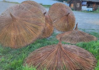 Sombrillas y pérgolas de ratán y madera