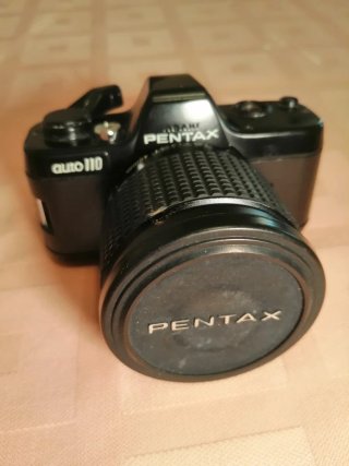 Camara Pentax 110 con  Zoom 20-40mm