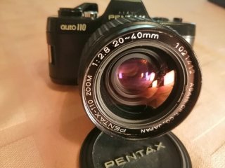 Camara Pentax 110 con  Zoom 20-40mm