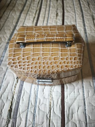 Joyero con diseño de cocodrilo.