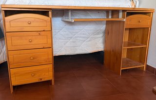 Escritorio de madera con cajones y estantería