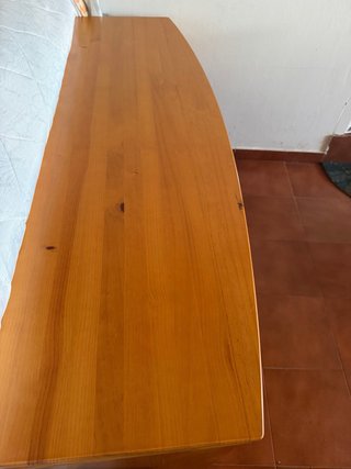 Escritorio de madera con cajones y estantería