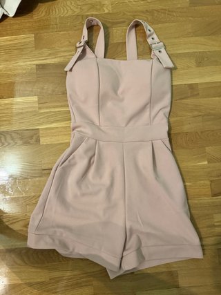 Mono rosa con tirantes y hebillas