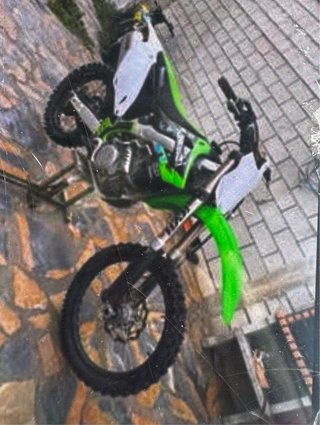 Moto Kawasaki Cross Verde y Blanca