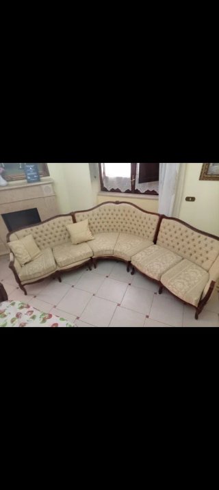 Divano angolare barocco beige e marrone