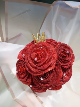 Ramo de rosas rojas con corona dorada
