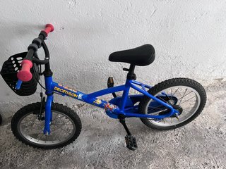 Bicicleta infantil azul con cesta