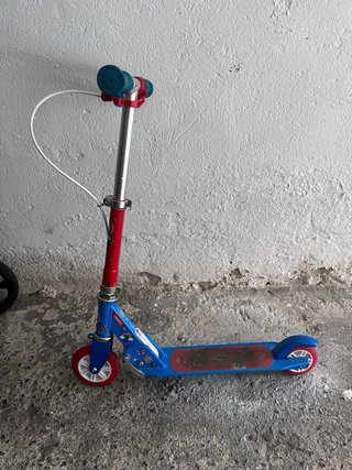 Bicicleta infantil azul con cesta