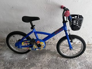 Bicicleta infantil azul con cesta