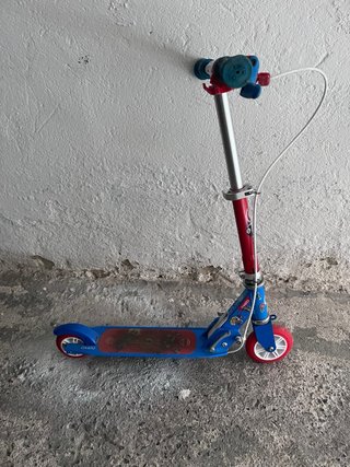 Bicicleta infantil azul con cesta