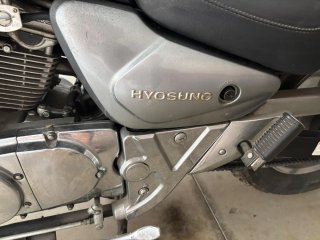 Hyosung Aquila 125 Negra Siempre en garaje